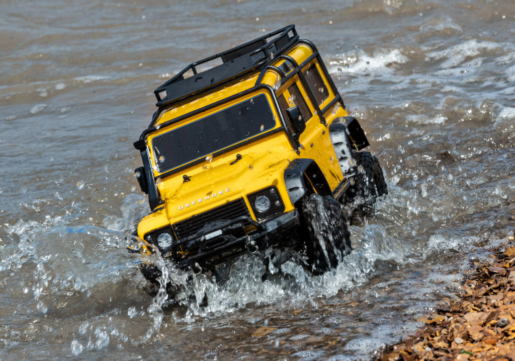 El Crawler RC Traxxas TRX-4 Land Rover Defender es perfecto por sus componentes waterproof.