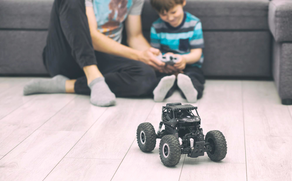 muestra padre e hijo con coche crawler rc para niños para introducirlos en el radiocontrol