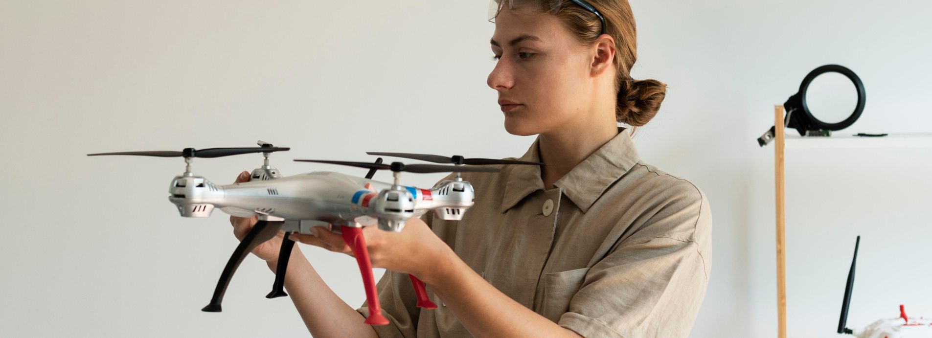 muestra una mujer con dron, los hobby para mujeres cada día abarcan más opciones de entretenimiento