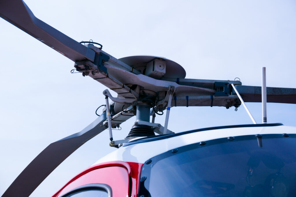 el rotor principal es una de las partes principales de un helicóptero control remoto 